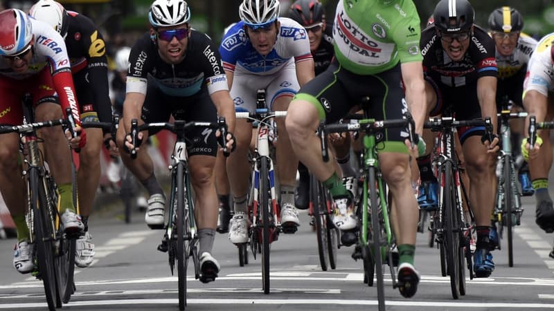 Arnaud Démare (FDJ) ne peut que constater les dégâts lors du sprint de la 5e étape du Tour