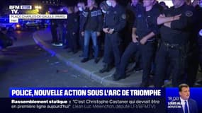 Des fonctionnaires de la BAC ont jeté leurs menottes samedi soir sous l'Arc de Triomphe
