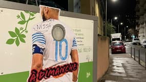 Des récupérateurs de bouteilles de la ville de Nice avec des stickers de Dimitri Payet, le 20 janvier 2025