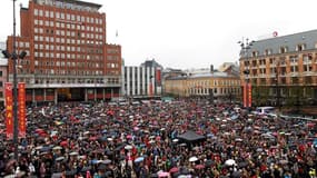 Environ 40.000 personnes se sont rassemblées jeudi dans le centre d'Oslo pour reprendre en choeur une chanson populaire pour enfants dénoncée par Anders Behring Breivik, l'auteur de la tuerie sur l'île d'Utoya en juillet. Des rassemblements similaires ont