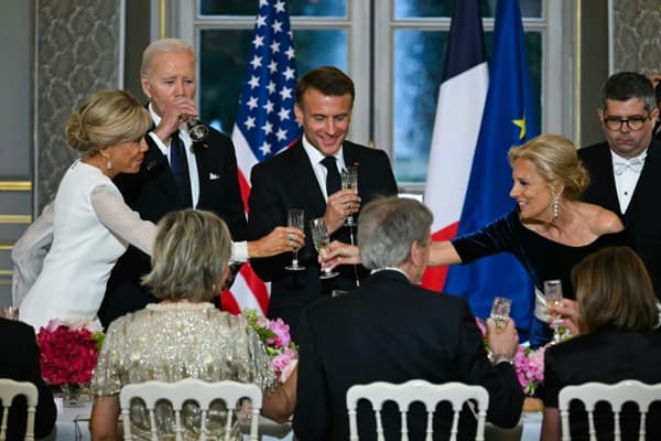 Le président Emmanuel Macron et son épouse Brigitte portent un toast avec le président américain Joe Biden et son épouse Jill, le 9 juin 2024 à l'Elysée avant un dîner d'Etat