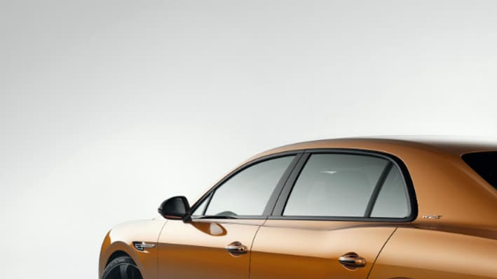 La berline quatre portes affiche un look façon tuning, avec baguettes noir brillant, jantes 21 pouces et fini doré. 