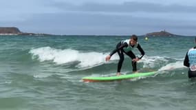 En Bretagne, de jeunes surfeurs tentent de reproduire les exploits de Kauli Vaast