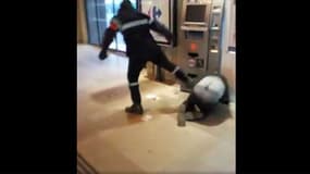 Capture écran de la vidéo prise par un témoin qui a assisté à l'agression d'un SDF en gare d'Amiens le lundi 2 mai 2016.