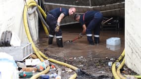 Des pompiers à pied d’œuvre, ce lundi, à l’entrée d’un parking de Mandelieu-la-Napoule.