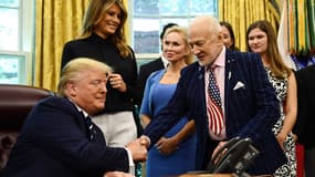 Donald Trump serre la main de Buzz Aldrin ce vendredi 19 juillet 2019.
