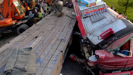 Un autocar de passagers et un tracteur sont entrés en collision dimanche près de la ville de Sukkar, au nord de la métropole économique Karachi, dans la province méridionale du Sind, au Pakistan.