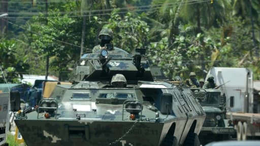 Des soldats philippins dans des véhicules blindés, le 20 juin 2017 à Marawi lors d'une offensive contre des jihadistes