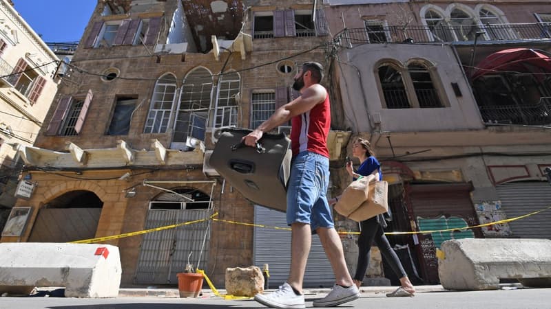 Des habitants de Beyrouth dans une rue ravagée de la ville, le 17 août 2020.