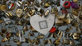 Les cadenas d'amour vont être vendus aux enchères le 13 mai.