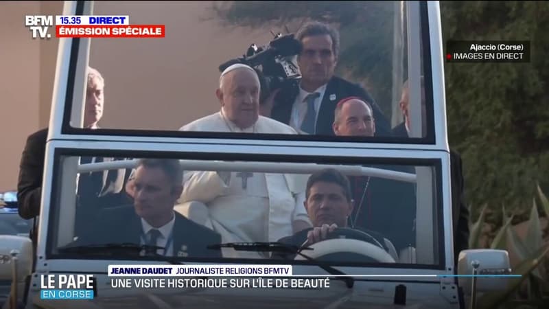 Les images de l'arrivée du pape au Casone, avant la messe qui devrait durer 1h30