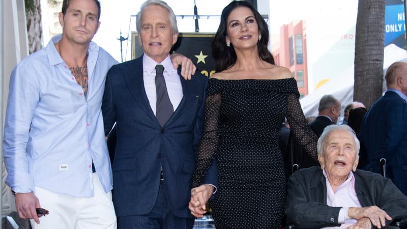 Michael Douglas entouré de son fils, de sa femme Catherine Zeta-Jones et de son père Kirk Douglas pour l'inauguration de son étoile sur Hollywood Boulevard