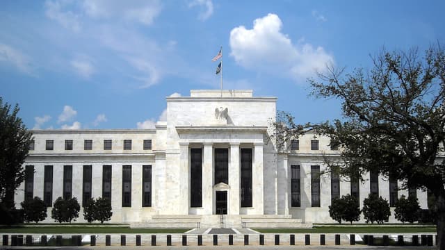 A l'unanimité et conformément à l'attente des marchés, le Comité monétaire (FOMC) a maintenu les taux directeurs dans la fourchette de 0,25% à 0,50% comme ils le sont depuis six mois.