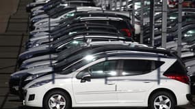 Reflet de la dégradation du marché automobile français et européen enregistrée sur la dernière partie de l'année, la baisse des immatriculations de voitures neuves en France s'est accentuée en novembre (-19,2%). /Photo d'archives/REUTERS/Vincent Kessler