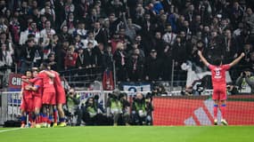 Les joueurs du PSG, dont Gonçalo Ramos, fêtent la victoire au Groupama Stadium, 9 novembre 2025