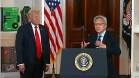 Jensen Huang s'exprime devant Donald Trump, à la Maison blanche, le 30 avril dernier. 