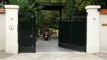 Le domicile de Liliane Bettencourt à Neuilly-sur-Seine, où l'héritière de l'Oréal était entendue dans la matinée comme témoin par la Brigade financière dans l'enquête portant notamment sur une éventuelle fraude fiscale. /Photo prise le 26 juillet 2010/REU