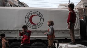 Convoi d'aide humanitaire de la Croix Rouge à Douma, en Syrie, le 12 novembre 2017