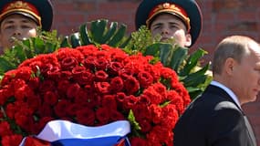 Vladimir Poutine sur la tombe du soldat inconnu à Moscou, lors des célébrations du 8 mai.