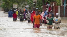 Inondations à Port-au-Prince, la capitale d'Haïti, après le passage d'Issac. La tempête tropicale a balayé Cuba samedi après avoir fait six morts à Haïti et trois disparus en République dominicaine. /Photo prise le 25 août 2012/REUTERS/UN/MINUSTAH/Logan A