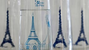 Une carafe d'eau de Paris comme celles qui trônent désormais au secrétariat d'Etat de Marlène Schiappa.