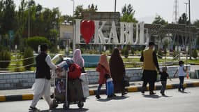 Des Afghans à l'aéroport de Kaboul, le 8 août 2021.