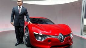 Carlos Ghosn présente un prototype de voiture électrique au Mondial de l'automobile. Le PDG de Renault affirme que le constructeur français a suivi "les processus habituels" en gardant secrète l'enquête interne sur des accusations d'espionnage qui donnent