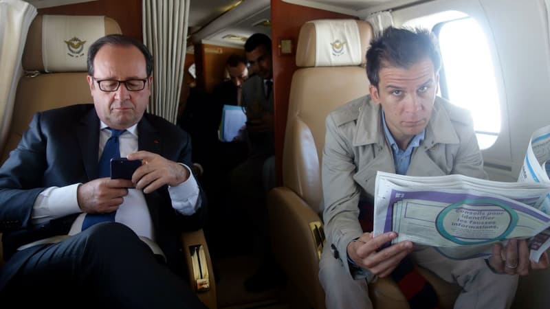 François Hollande et Gaspard Gantzer à bord d'un hélicoptère le 13 avril 2017.
