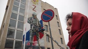 Une femme passe devant un poster à la gloire de l'armée russe à Sébastopol (Crimée), le 23 avril 2022