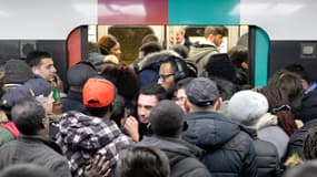 Foule sur les quais du RER B à Châtelet-les-Halles à Paris, le 9 décembre 2019