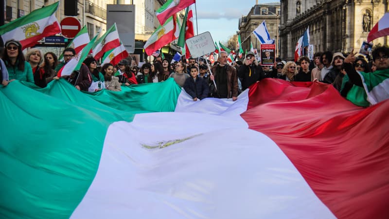 "Il faut aller au bout, les faire tomber": les Iraniens exilés en France "entre peur et soulagement" depuis le début des frappes américaines