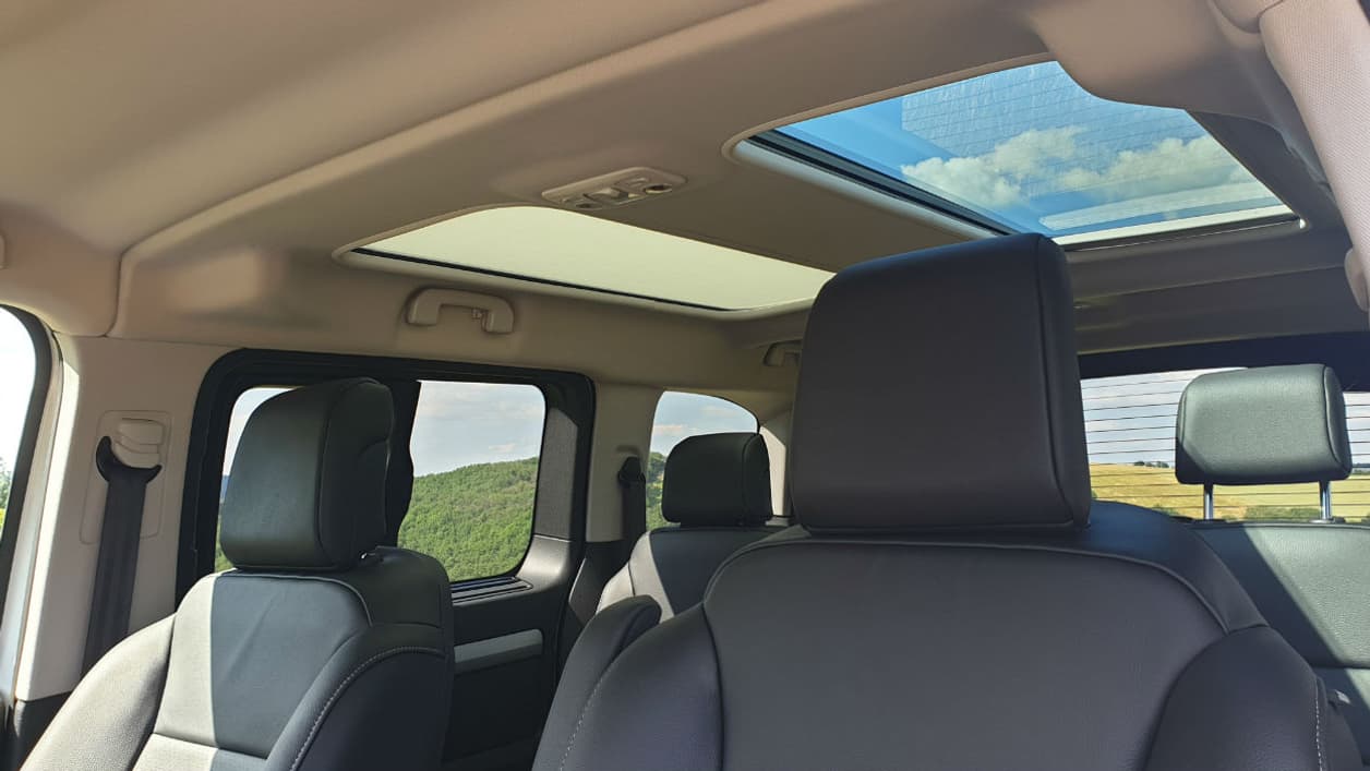 Le toit panoramique ajoute un sentiment d'espace à bord.