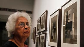 Des photographies du gourou indien Sri Aurobindo prises par Henri Cartier-Bresson sont exposées pour la première fois depuis plus de soixante ans, au centre culturel de l'Alliance française à New Delhi. /Photo prise le 19 septembre 2012/REUTERS/Mansi Thap