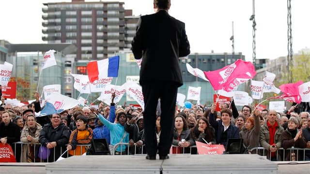 A dix jours du premier tour de l'élection présidentielle, François Hollande, en meeting devant des milliers de personnes réunies place de Jaude à Clermont-Ferrand, a déclaré que "le vote (allait) se cristalliser dans les derniers jours, les dernières heur
