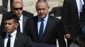 Le Premier ministre israélien Benjamin Netanyahu (c), lors d'une cérémonie de commémoration de l'holocauste, à Jérusalem, le 24 avril 2017