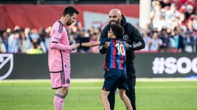 Lionel Messi et son garde du corps Yassine Cheuko qui retient un fan lors du match Toronto-Inter Miami (0-1, MLS), le 5 octobre 2024