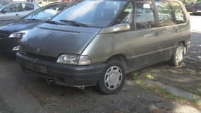 Garé sur un parking d'Eaubonne, le monospace de Tony gêne et pourrait être envoyé à la fourrière.