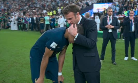 Emmanuel Macron réconforte Kylian Mbappé après la finale de la Coupe du monde 2022