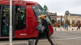 Une femme passe devant une rame du tram de Clermont-Ferrand, en 2020.