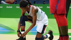 La basketteuse française  Olivia Epoupa relace ses chaussures, le 18 août 2016 à Rio.