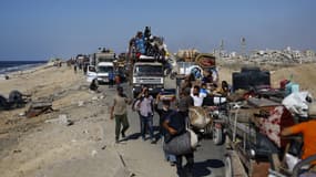 Des Palestiniens fuient vers le sud de Gaza via la rue al-Rashid après l'intensification des attaques israéliennes et les ordres d'évacuation forcée à Gaza-ville, le 26 septembre 2025.