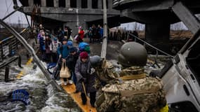Des civils évacuant la ville d'Irpin, en Ukraine, le 7 mars 2022