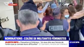 Des féministes manifestent devant le ministère de l'Intérieur en marge de la prise de fonction de Gérald Darmanin