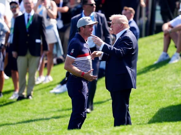 Le capitaine de l'équipe américaine de Ryder Cup, Keegan Bradley, discute avec le président des Etats-Unis, Donald Trump, le 26 septembre 2025