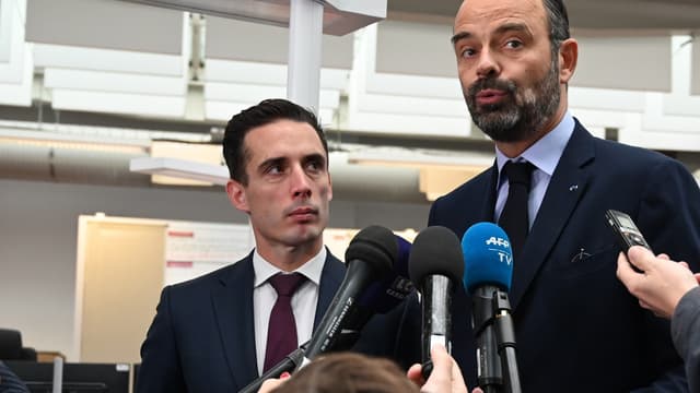 Le secrétaire d'État aux Transports, Jean-Baptiste Djebbari (gauche) et le Premier ministre Édouard Philippe, le 19 octobre 2019