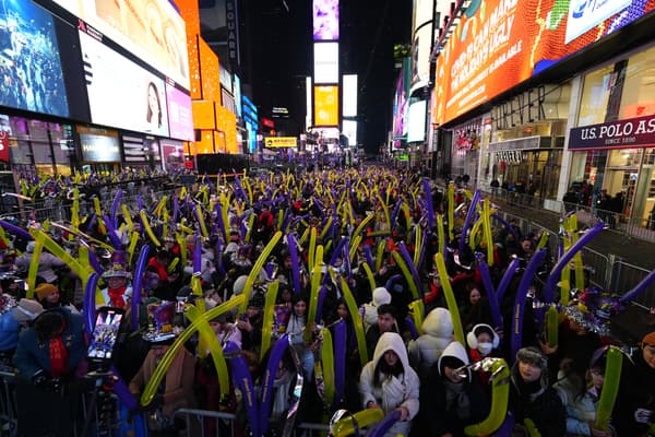 Des milliers de personnes rassemblées à Times Square pour célébrer le passage en 2024 à New York, le 31 décembre 2023