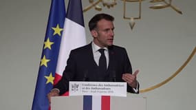 Emmanuel Macron lors d'un discours annuel devant les ambassadeurs le 8 janvier 2026 à Paris