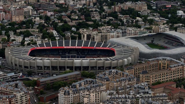 Surplombant le périphérique parisien, le Parc des Princes (à gauche, à côté du stade Jean Bouin, à droite) est situé à la limite du 16e arrondissement et de la ville de Boulogne-Billancourt , dans les Hauts-de-Seine.
