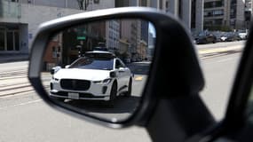 Un véhicule autonome Waymo se reflète dans un miroir alors qu'il roule sur California Street le 11 avril 2022 à San Francisco, en Californie.