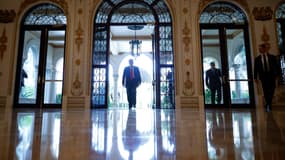 Donald Trump, arrive pour une conférence de presse dans la salle de bal du Mar-a-Lago Club le 29 octobre 2024 à Palm Beach, en Floride.
